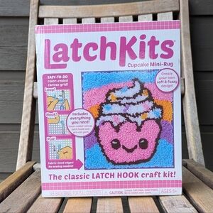 NEW LatchKits Cupcake Mini-Rug Craft Kit Pink Cupcake with Icing Sprinkles #1803